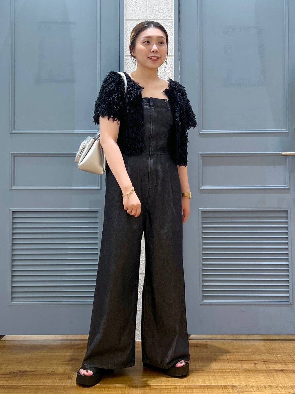 「カジュアル、着痩せ・細見え、女子ウケ、デート/ロマンティック、ローリーズスタイル_LOWRYS FARM、大人女子カジュアル_LOWRYS FARM、体型カバー、差し色コーデ、カーディガン、LOWRYS FARM、モノトーン、デニムパンツ、サロペット」｜「LOWRYS FARMのカンドウフィットニットサンダル　106314（サンダル、ブラック系）」を使った、サヤカさん（レディース・155cm）の夏コーディネートの2枚目の写真