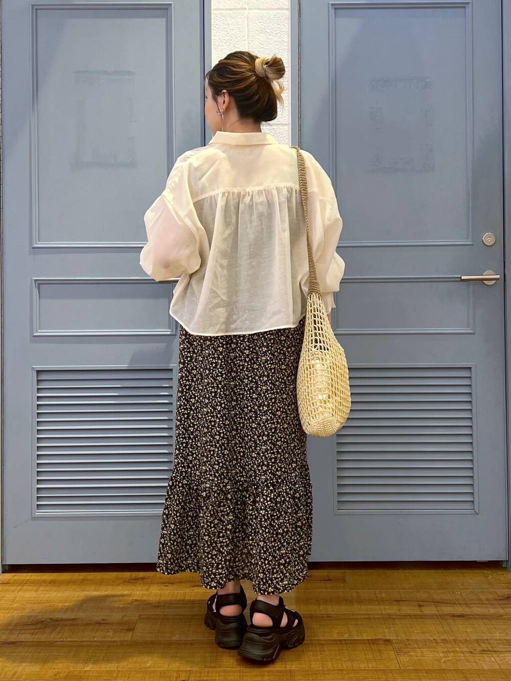 「カジュアル、着痩せ・細見え、女子ウケ、モノトーン、ワンピース、シャツ、サンダル、デート/ロマンティック、ローリーズスタイル_LOWRYS FARM、大人女子カジュアル_LOWRYS FARM、体型カバー、差し色コーデ、LOWRYS FARM」｜「LOWRYS FARMのキンチャクツキメッシュトート　102170（ショルダーバッグ、ベージュ系）」を使った、サヤカさん（レディース・155cm）の夏コーディネートの5枚目の写真