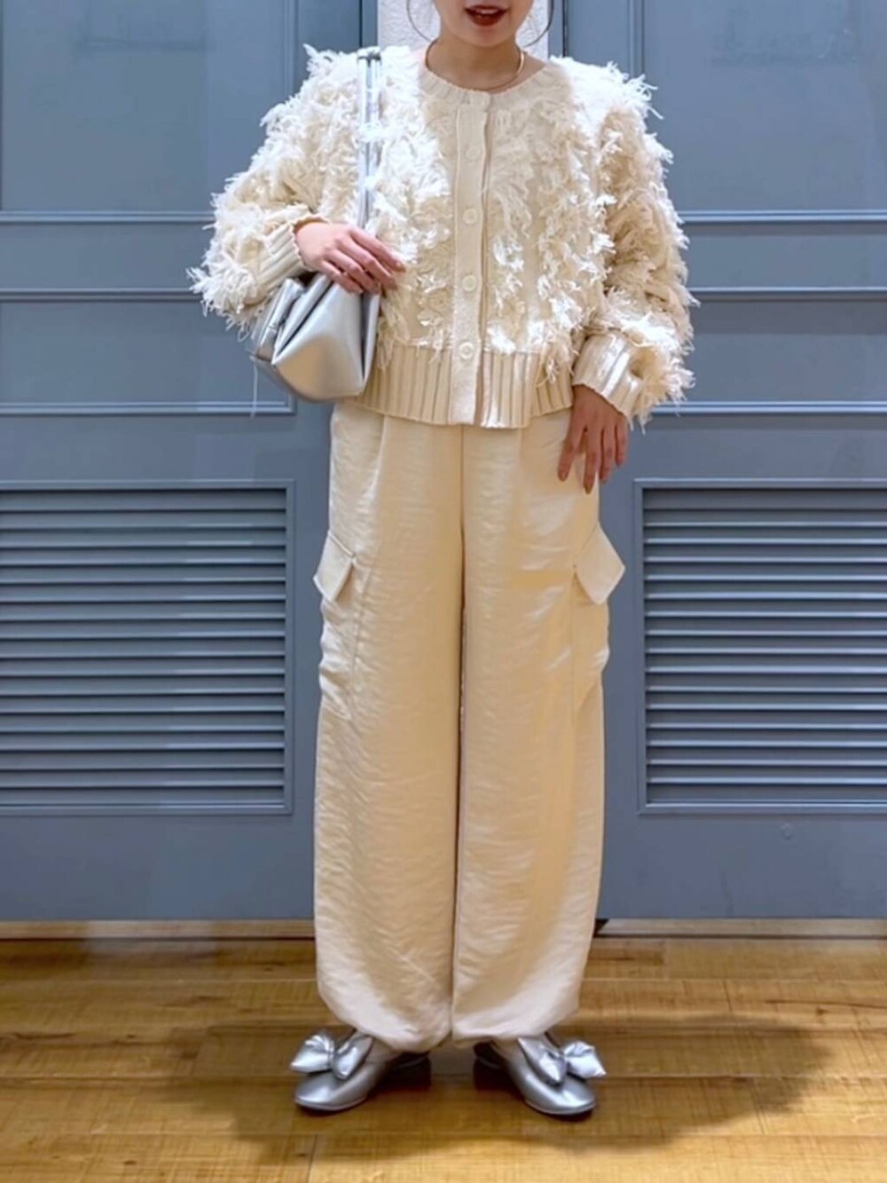 「カジュアル、着痩せ・細見え、女子ウケ、デート/ロマンティック、ローリーズスタイル_LOWRYS FARM、大人女子カジュアル_LOWRYS FARM、体型カバー、差し色コーデ、LOWRYS FARM、モノトーン」｜「LOWRYS FARMのステンレスフープチョーカー 127295（チョーカー、ゴールド系）」を使った、サヤカさん（レディース・155cm）の冬コーディネートの2枚目の写真