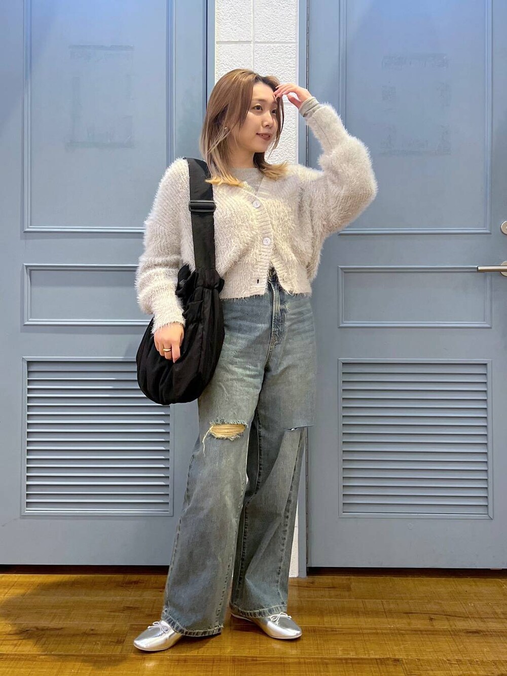 「着痩せ・細見え、差し色コーデ、カジュアル、デート/ロマンティック、ローリーズスタイル_LOWRYS FARM、大人女子カジュアル_LOWRYS FARM、LOWRYS FARM、デニムパンツ、カーディガン」|「LOWRYS FARMのシャギーショートカーデLS 105940(ニット/セーター、グレー系)」を使った、サヤカさん(レディース・155cm)の冬コーディネートの3枚目の写真