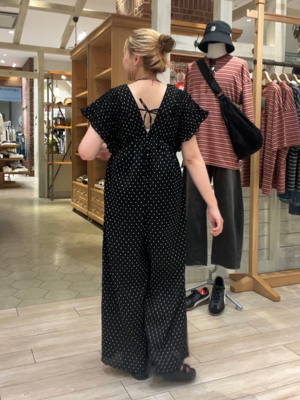 ブラック系のサンダル、その他のワンピース、シルバー系のネックレスを着用したレディースの夏コーディネートの2枚目の写真