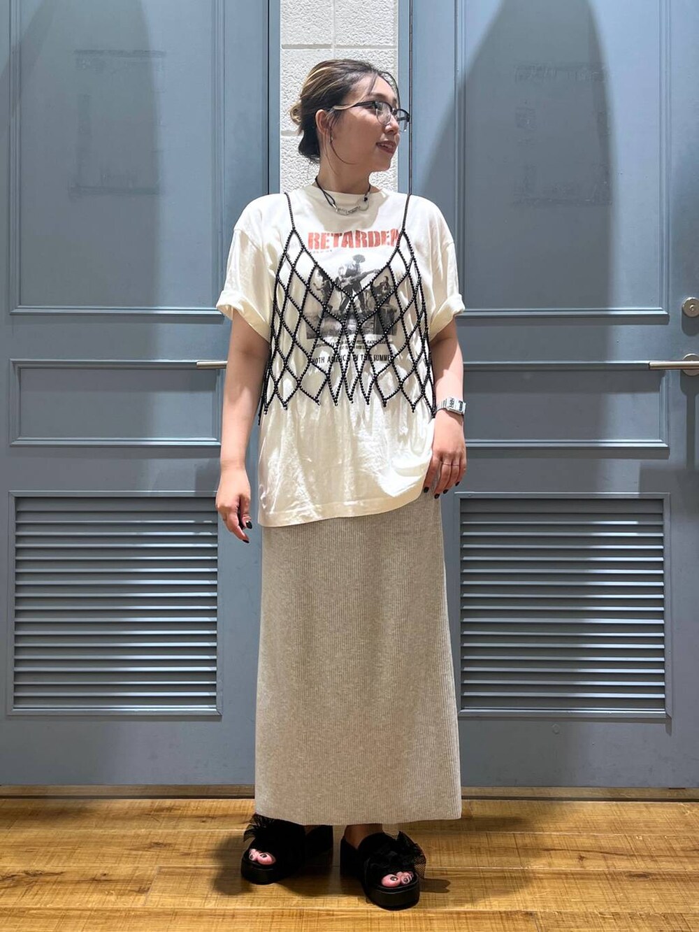 「カジュアル、着痩せ・細見え、女子ウケ、デート/ロマンティック、ローリーズスタイル_LOWRYS FARM、大人女子カジュアル_LOWRYS FARM、体型カバー、差し色コーデ、LOWRYS FARM、モノトーン、Tシャツ、ビスチェ、スカート、サンダル」｜「LOWRYS FARMのカットリブタイトスカート　103920（スカート、グレー系）」を使った、サヤカさん（レディース・155cm）の夏コーディネートの2枚目の写真