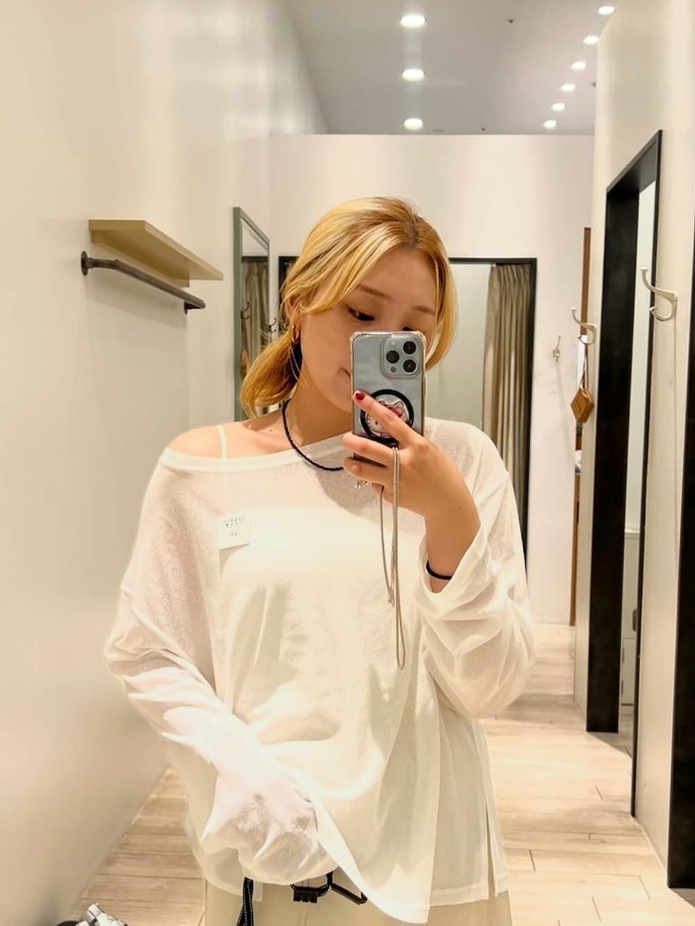 ホワイト系のスカート、ホワイト系のTシャツ/カットソーを着用したレディースの夏コーディネートの2枚目の写真