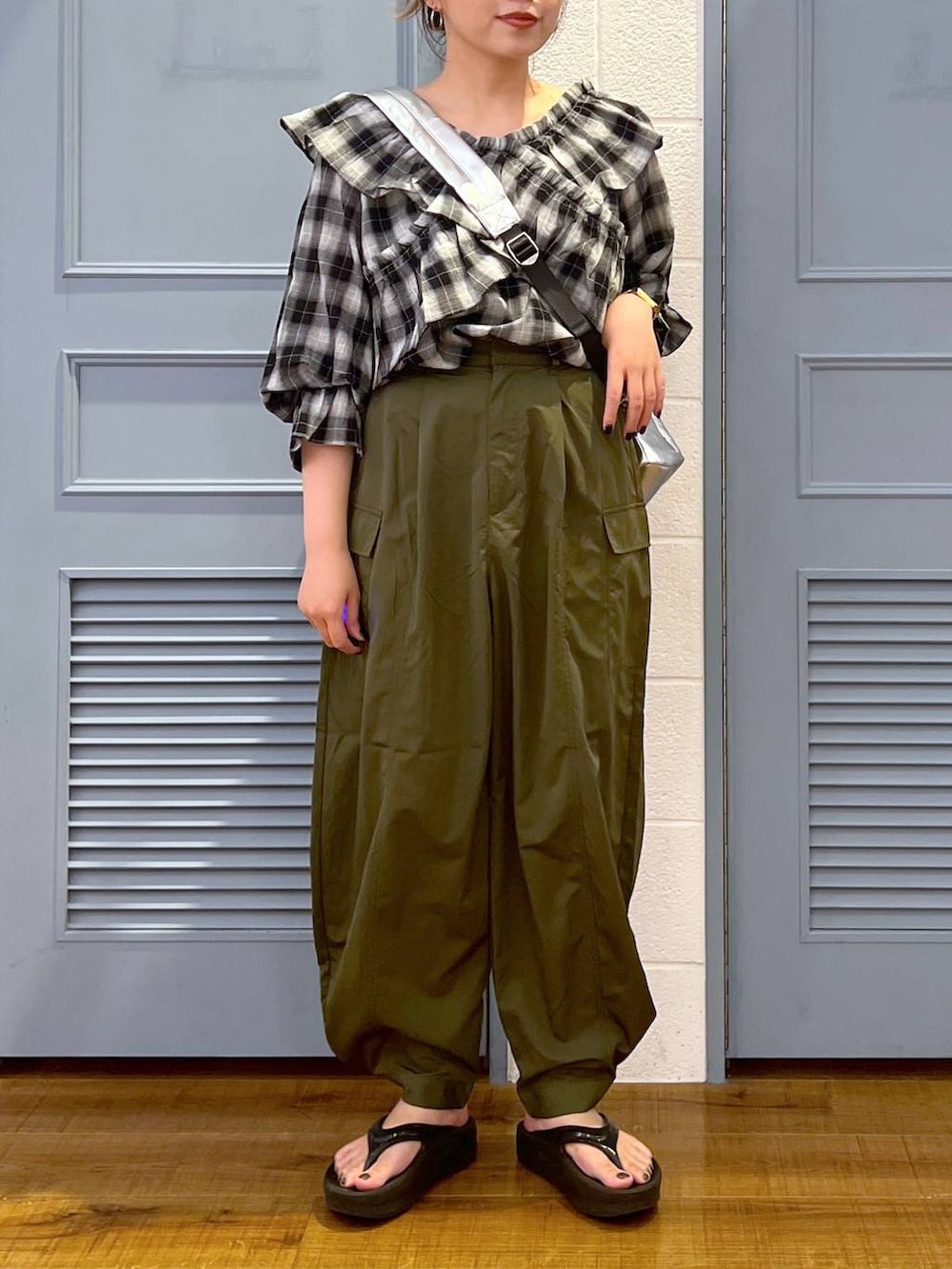 「カジュアル、着痩せ・細見え、女子ウケ、デート/ロマンティック、ローリーズスタイル_LOWRYS FARM、大人女子カジュアル_LOWRYS FARM、体型カバー、差し色コーデ、LOWRYS FARM、モノトーン、セットアップ、パンツ、ブラウス」｜「LOWRYS FARMのフリルクロスギャザーブラウス６Ｓ 112820（シャツ/ブラウス、ホワイト系）」を使った、サヤカさん（レディース・155cm）の夏コーディネートの2枚目の写真