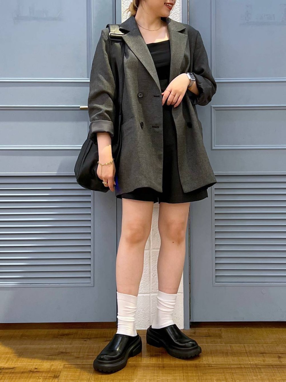 「着痩せ・細見え、差し色コーデ、カジュアル、ローリーズスタイル_LOWRYS FARM、大人女子カジュアル_LOWRYS FARM、LOWRYS FARM、ジャケット、ハーフパンツ、デート/ロマンティック」|「LOWRYS FARMの柔らかボディBAG 122771(ボディバッグ/ウエストポーチ、ブラック系)」を使った、サヤカさん(レディース・155cm)の秋コーディネートの2枚目の写真