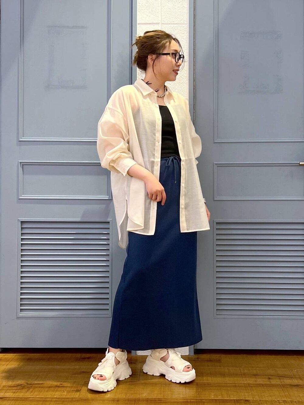 「体型カバー、差し色コーデ、LOWRYS FARM、カジュアル、着痩せ・細見え、女子ウケ、デート/ロマンティック、ローリーズスタイル_LOWRYS FARM、大人女子カジュアル_LOWRYS FARM、モノトーン、サンダル、シャツ、スカート、シアートップス」｜「LOWRYS FARMのカットリブタイトスカート　103920（スカート、ブルー系）」を使った、サヤカさん（レディース・155cm）の夏コーディネートの2枚目の写真