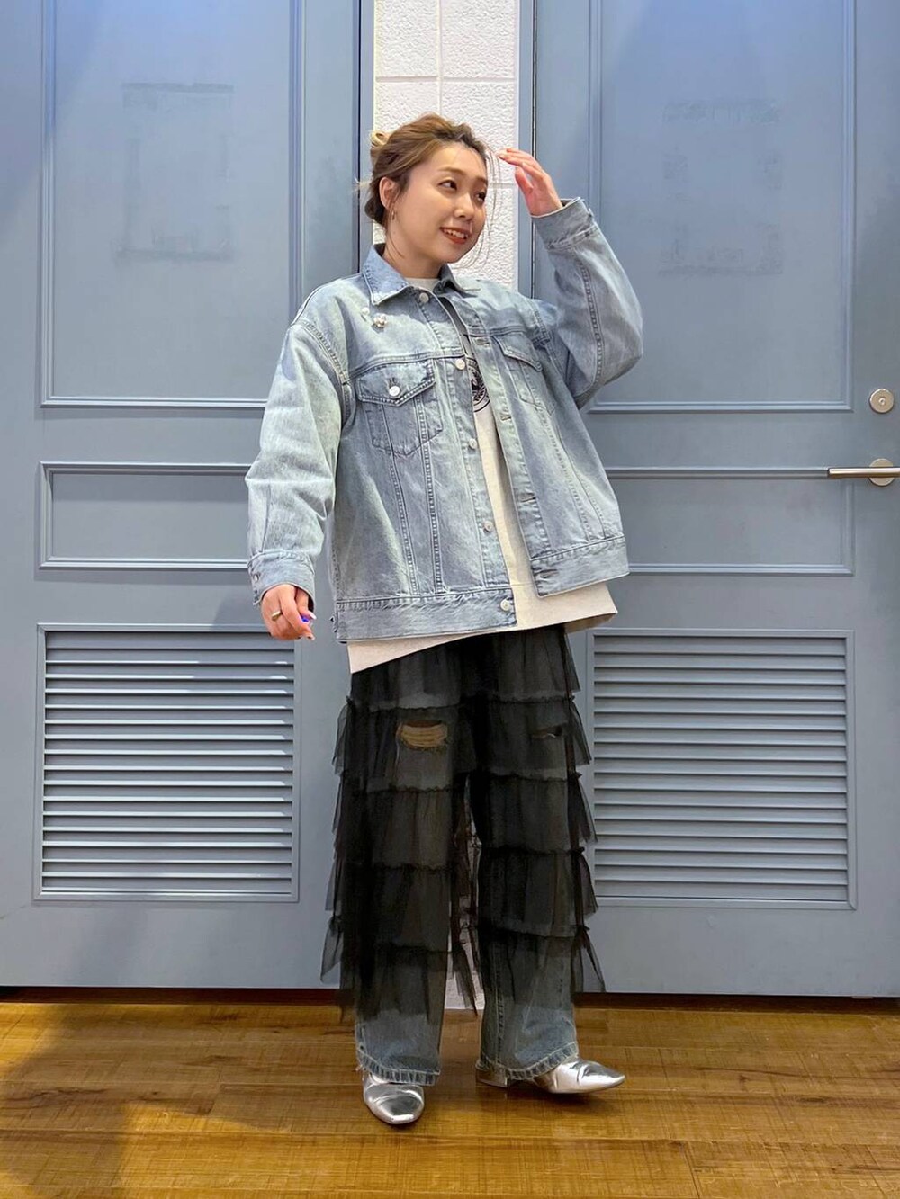 「着痩せ・細見え、差し色コーデ、カジュアル、デート/ロマンティック、ローリーズスタイル_LOWRYS FARM、大人女子カジュアル_LOWRYS FARM、LOWRYS FARM、デニムパンツ、デニムジャケット、セットアップ、スカート、スウェット、ジャケット、春コーデ」｜「LOWRYS FARMのハート２ＳＥＴミニブローチ　 106219（ブローチ/コサージュ、グレー系）」を使った、サヤカさん（レディース・155cm）の冬コーディネートの3枚目の写真