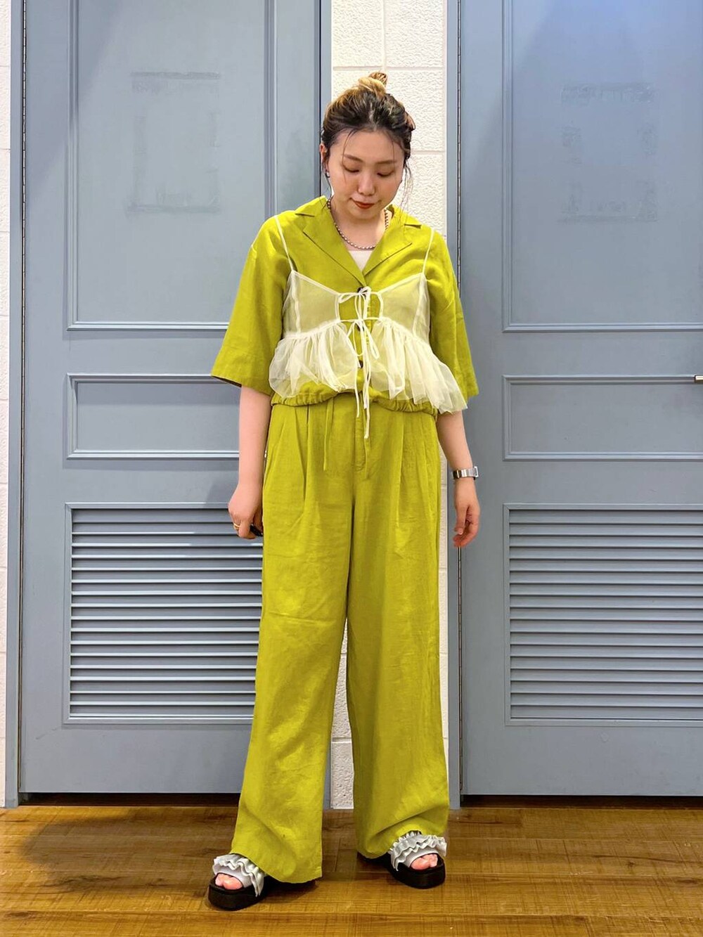 「カジュアル、着痩せ・細見え、女子ウケ、デート/ロマンティック、ローリーズスタイル_LOWRYS FARM、大人女子カジュアル_LOWRYS FARM、体型カバー、差し色コーデ、LOWRYS FARM、モノトーン、パンツ、ビスチェ、シャツ」｜「LOWRYS FARMのカンドウフィットフリル　105198（サンダル、シルバー系）」を使った、サヤカさん（レディース・155cm）の春コーディネートの2枚目の写真