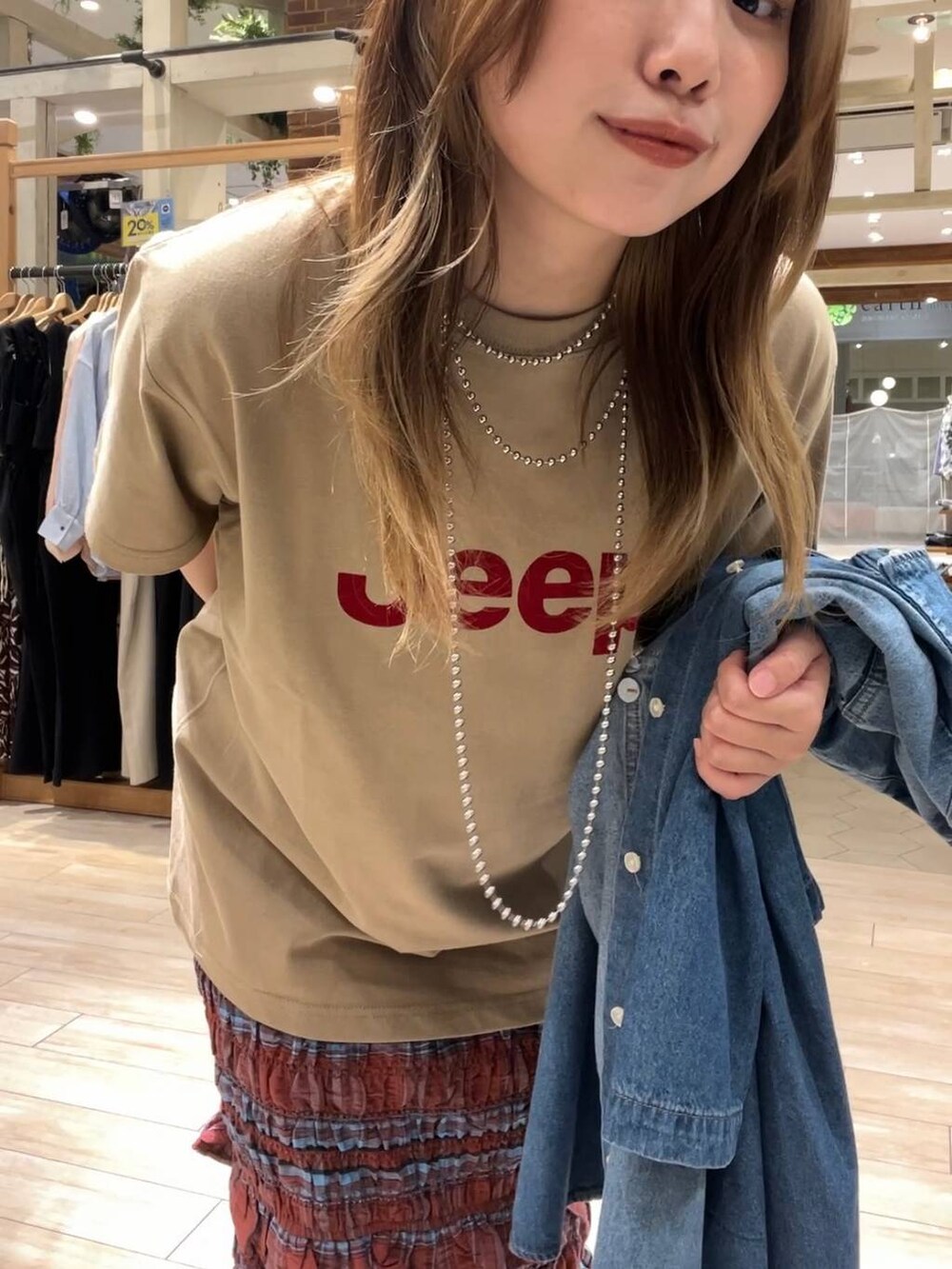 「カジュアル、着痩せ・細見え、女子ウケ、デート/ロマンティック、ローリーズスタイル_LOWRYS FARM、大人女子カジュアル_LOWRYS FARM、体型カバー、差し色コーデ、LOWRYS FARM、モノトーン」｜「LOWRYS FARMのチェックシャーリングスカート 323534（スカート、レッド系）」を使った、サヤカさん（レディース・155cm）の春コーディネートの2枚目の写真