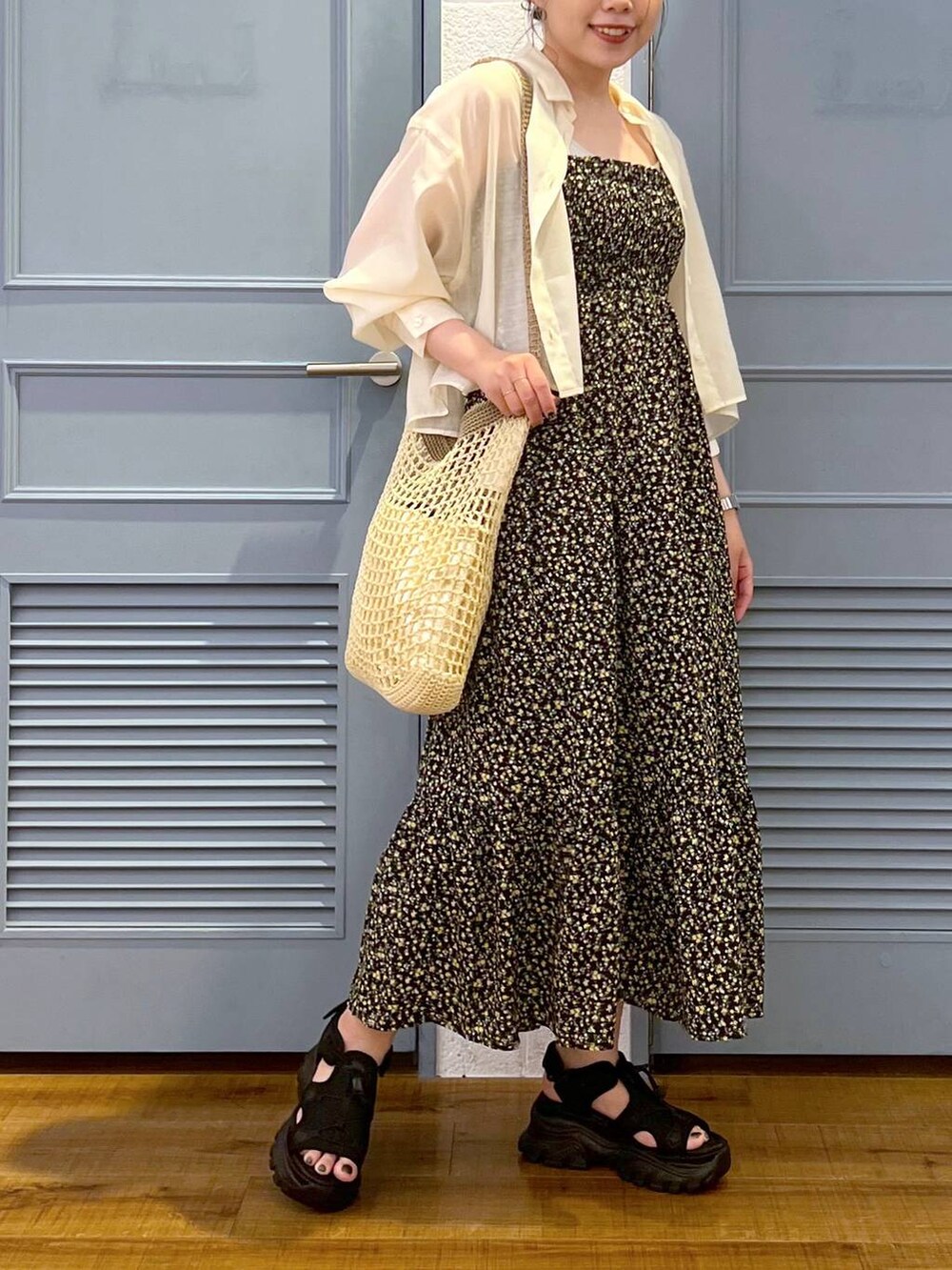 「カジュアル、着痩せ・細見え、女子ウケ、モノトーン、ワンピース、シャツ、サンダル、デート/ロマンティック、ローリーズスタイル_LOWRYS FARM、大人女子カジュアル_LOWRYS FARM、体型カバー、差し色コーデ、LOWRYS FARM」｜「LOWRYS FARMのキンチャクツキメッシュトート　102170（ショルダーバッグ、ベージュ系）」を使った、サヤカさん（レディース・155cm）の夏コーディネートの2枚目の写真