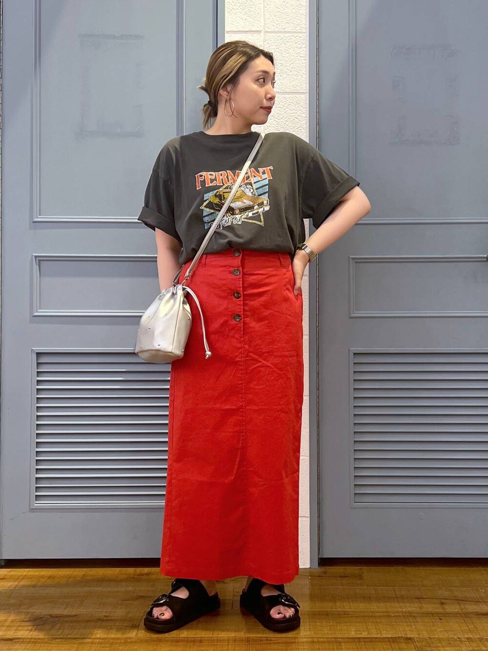 「カジュアル、着痩せ・細見え、女子ウケ、デート/ロマンティック、ローリーズスタイル_LOWRYS FARM、大人女子カジュアル_LOWRYS FARM、体型カバー、差し色コーデ、LOWRYS FARM、モノトーン、Tシャツ、サンダル、スカート、バッグ」｜「LOWRYS FARMのスタッズキンチャクショルダー 109910（ショルダーバッグ、シルバー系）」を使った、サヤカさん（レディース・155cm）の夏コーディネートの2枚目の写真