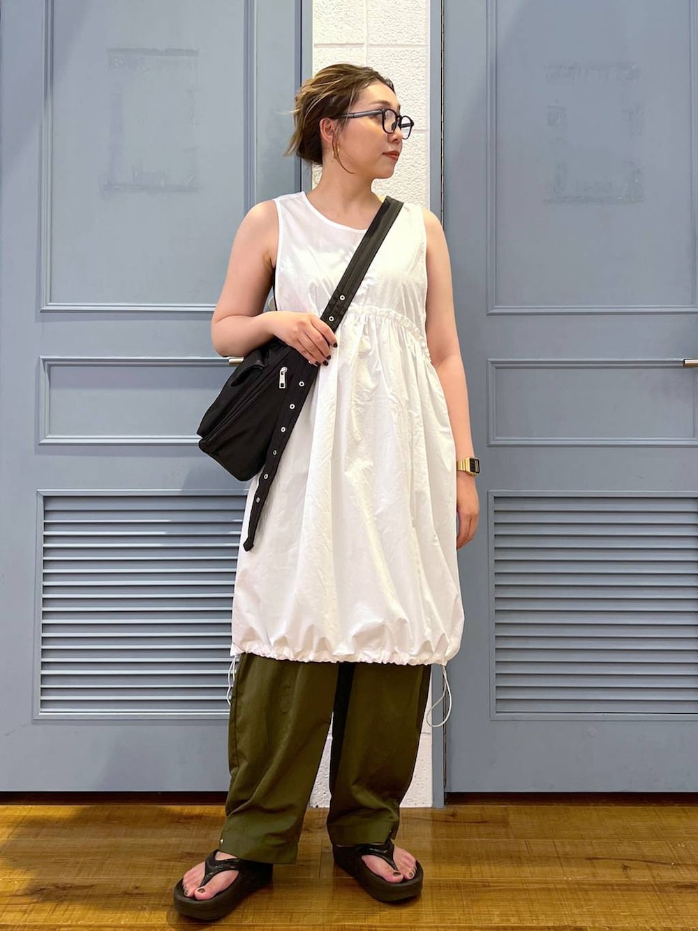 「デート/ロマンティック、カジュアル、着痩せ・細見え、女子ウケ、ローリーズスタイル_LOWRYS FARM、大人女子カジュアル_LOWRYS FARM、体型カバー、差し色コーデ、LOWRYS FARM、モノトーン、パンツ、サンダル」｜「LOWRYS FARMのバルーンチュニックＮＳ　116608（Tシャツ/カットソー、ホワイト系）」を使った、サヤカさん（レディース・155cm）の夏コーディネートの2枚目の写真