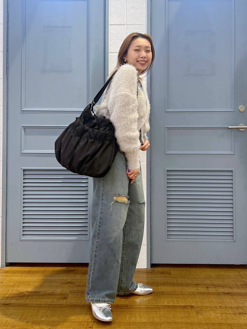 「着痩せ・細見え、差し色コーデ、カジュアル、デート/ロマンティック、ローリーズスタイル_LOWRYS FARM、大人女子カジュアル_LOWRYS FARM、LOWRYS FARM、デニムパンツ、カーディガン」|「LOWRYS FARMのシャギーショートカーデLS 105940(ニット/セーター、グレー系)」を使った、サヤカさん(レディース・155cm)の冬コーディネートの4枚目の写真