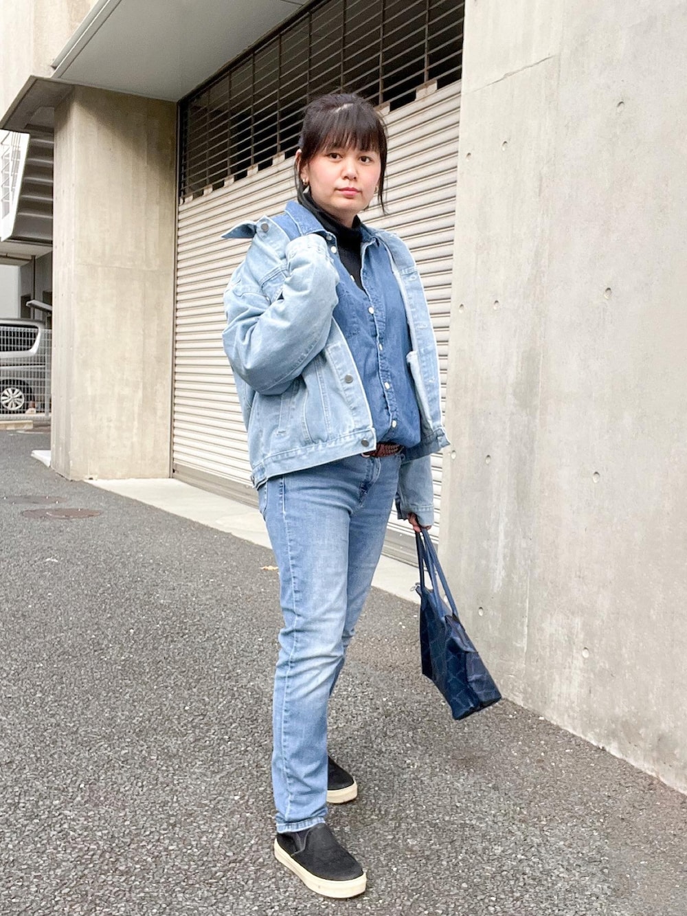 ブルー系のデニムジャケット、ブルー系のシャツ/ブラウス、ブルー系のハンドバッグを着用したレディースの秋コーディネートの3枚目の写真