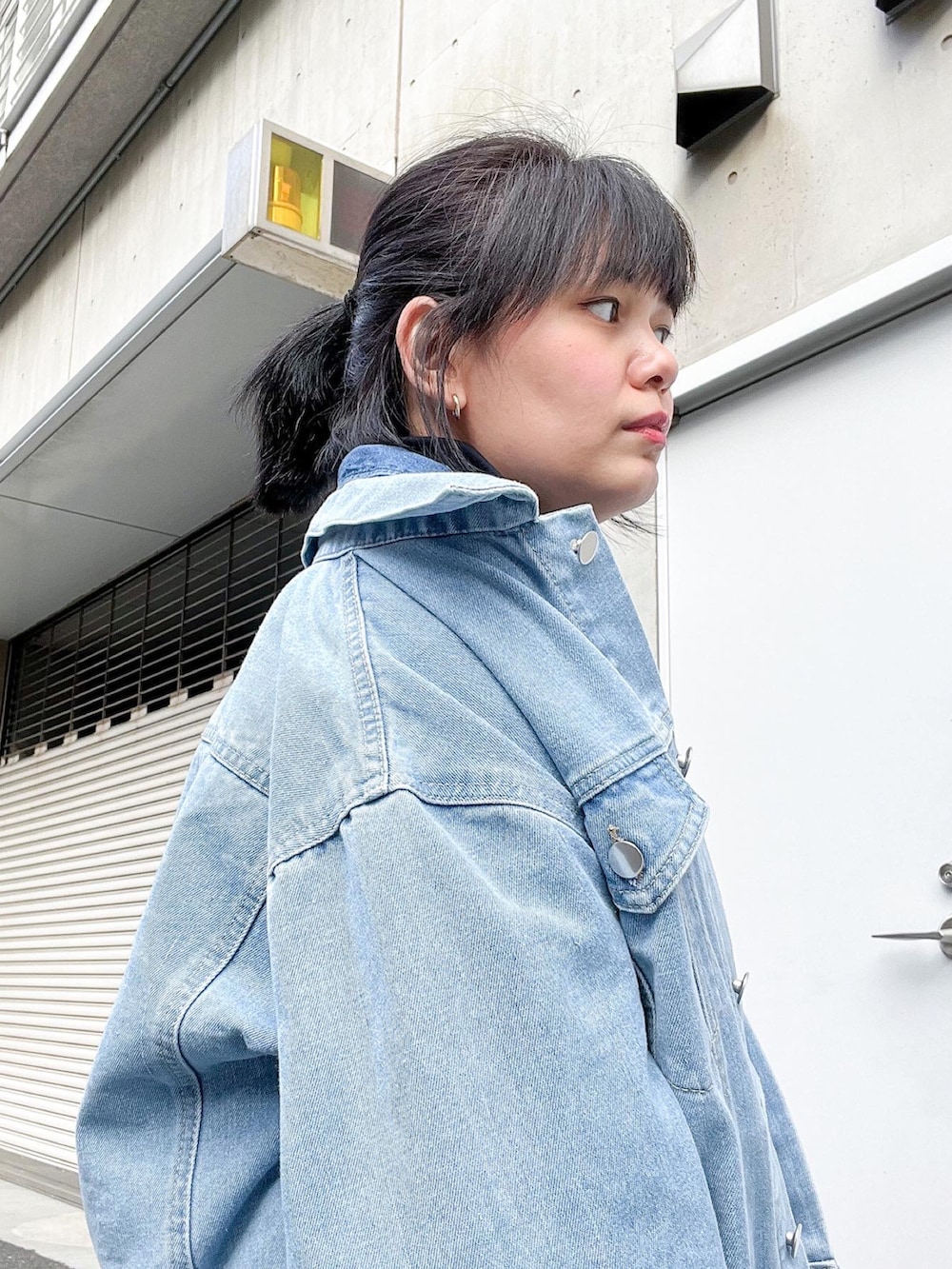 ブルー系のデニムジャケット、ブルー系のシャツ/ブラウス、ブルー系のハンドバッグを着用したレディースの秋コーディネートの2枚目の写真