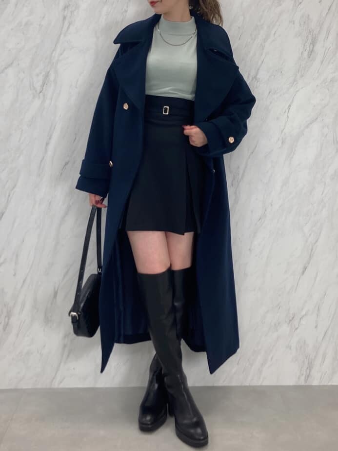 ブルー系のその他アウター、ブラック系のブーツ、ブラック系のスカートを着用したレディースの秋コーディネートの2枚目の写真