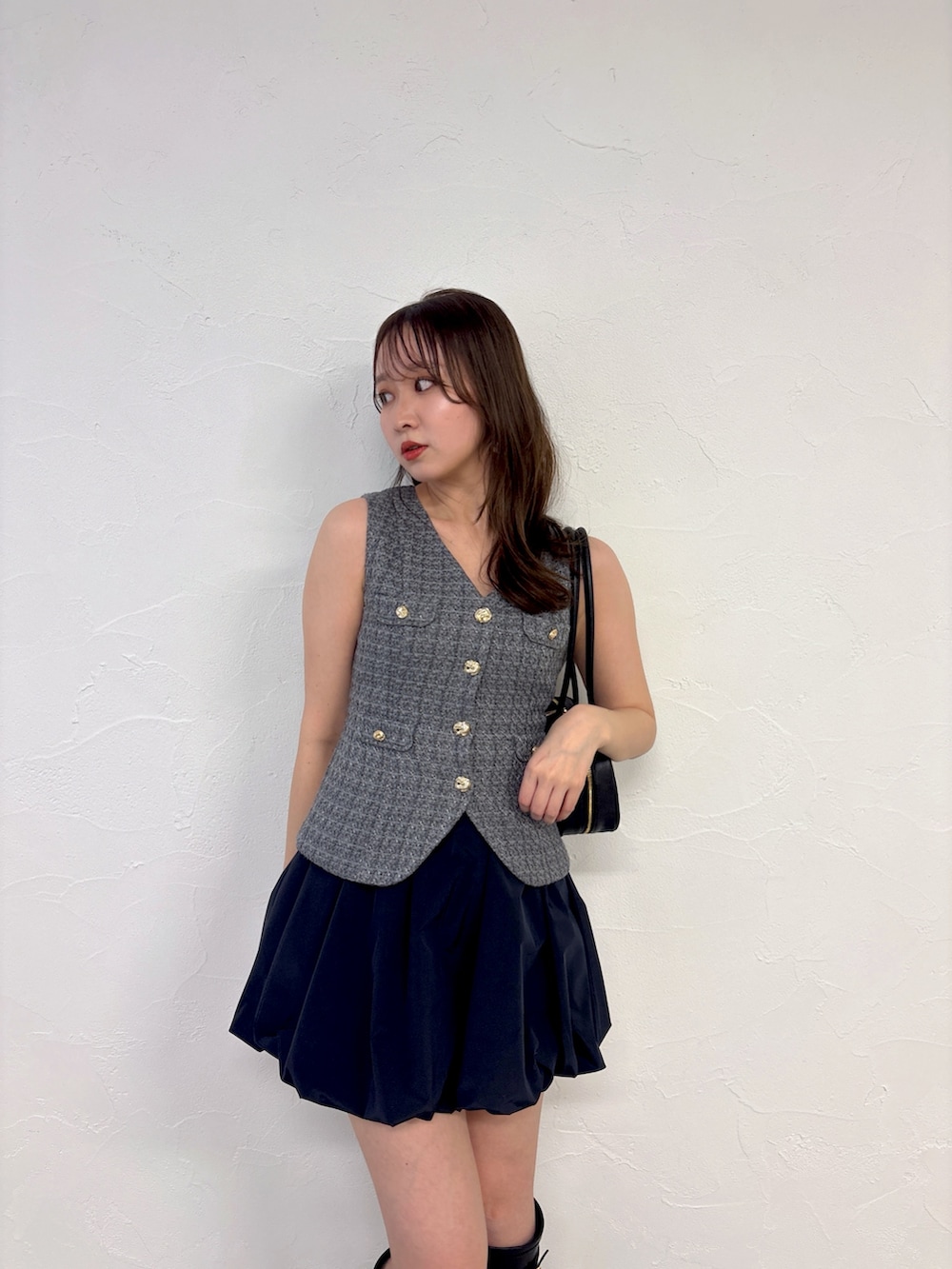 グレー系のワンピース、ブラック系のブーツを着用したレディースの冬コーディネートの4枚目の写真