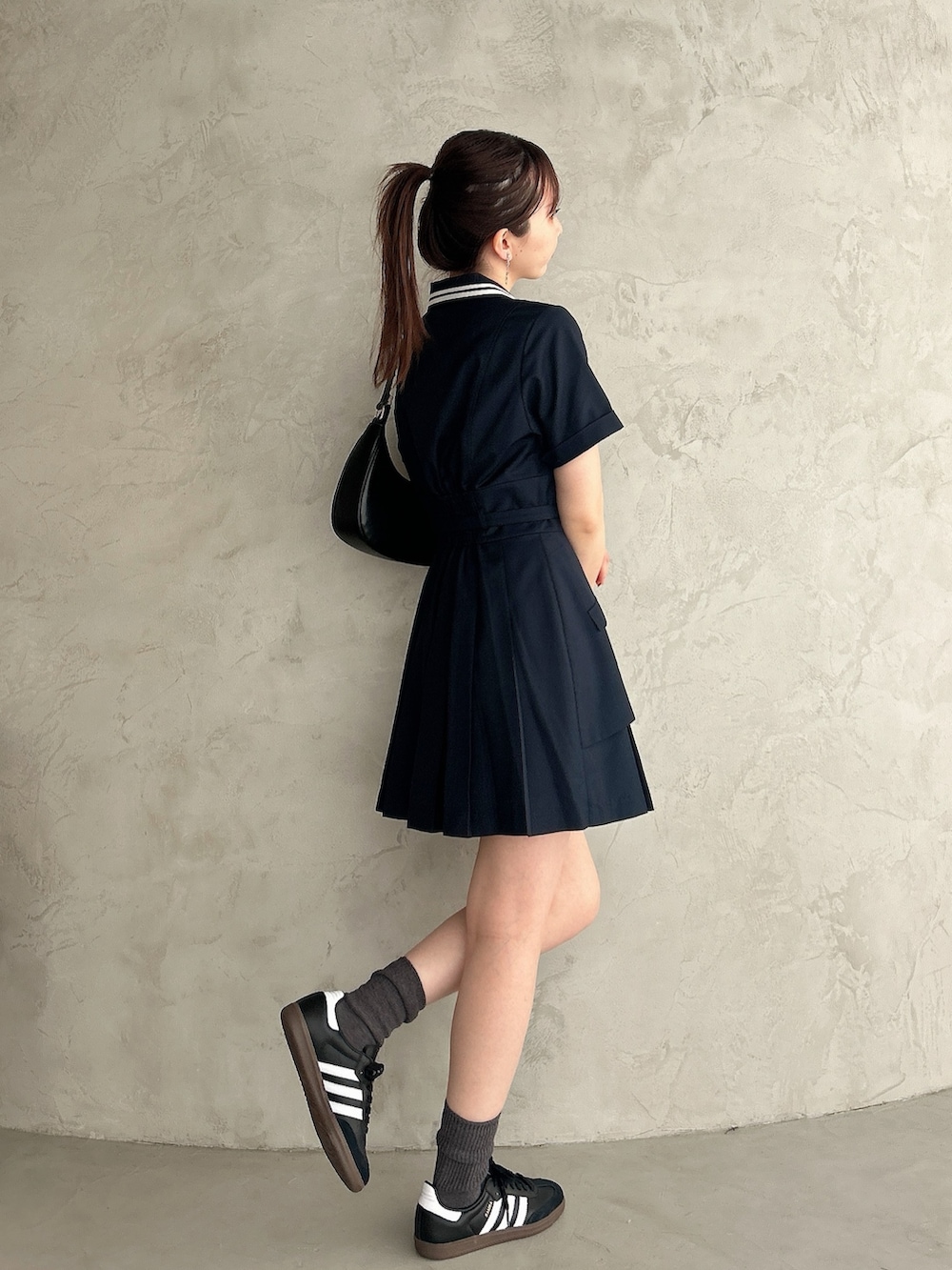 ブルー系のワンピースを着用したレディースの夏コーディネートの4枚目の写真