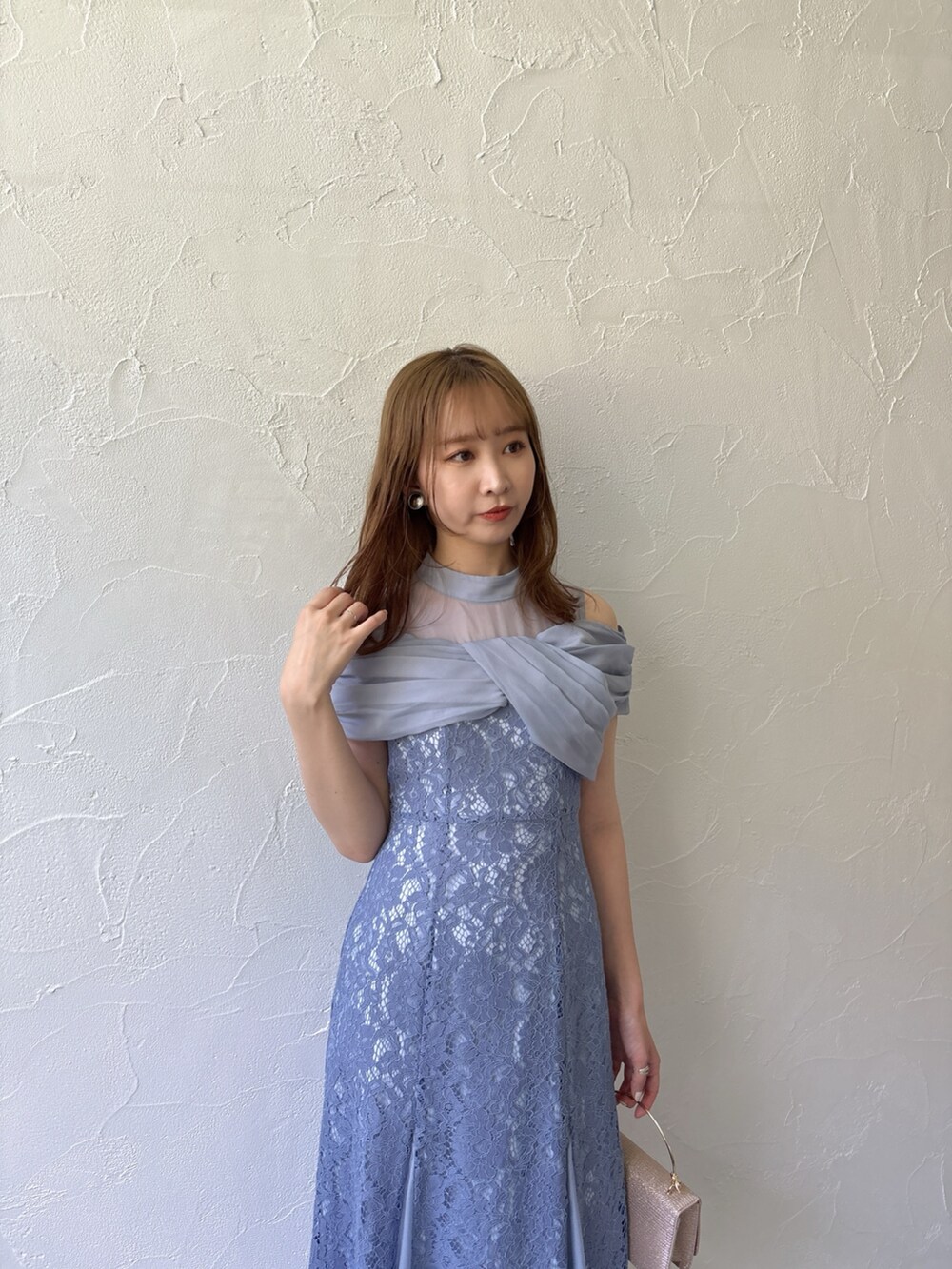 ブルー系のドレスを着用したレディースの夏コーディネートの4枚目の写真