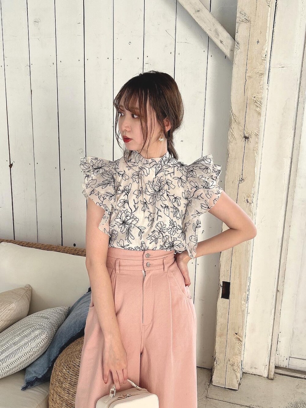 ホワイト系のシャツ/ブラウスを着用したレディースの春コーディネートの2枚目の写真