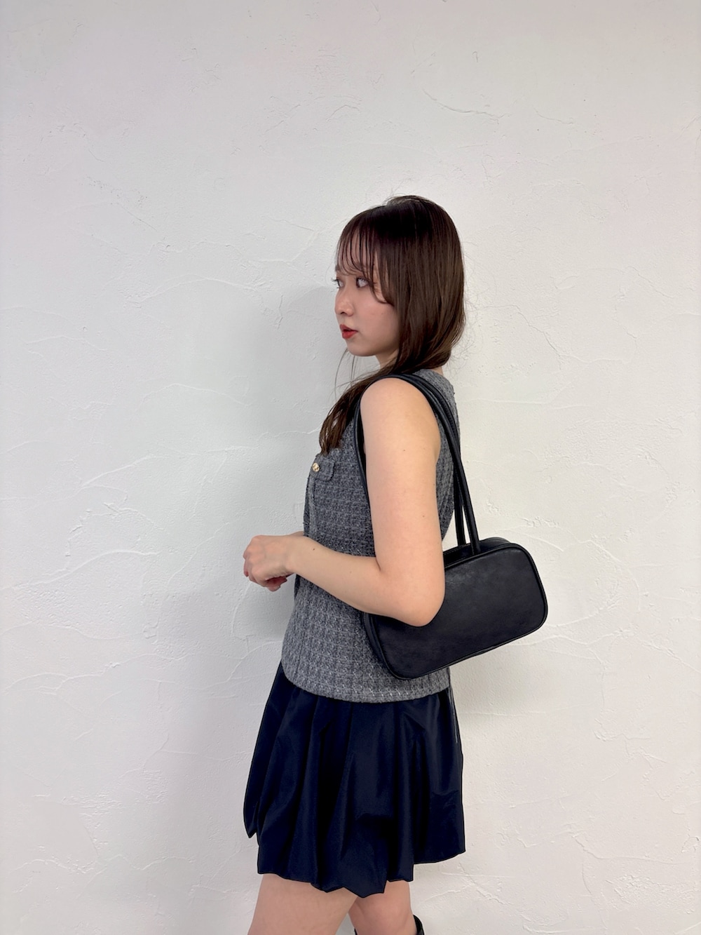 グレー系のワンピース、ブラック系のブーツを着用したレディースの冬コーディネートの5枚目の写真