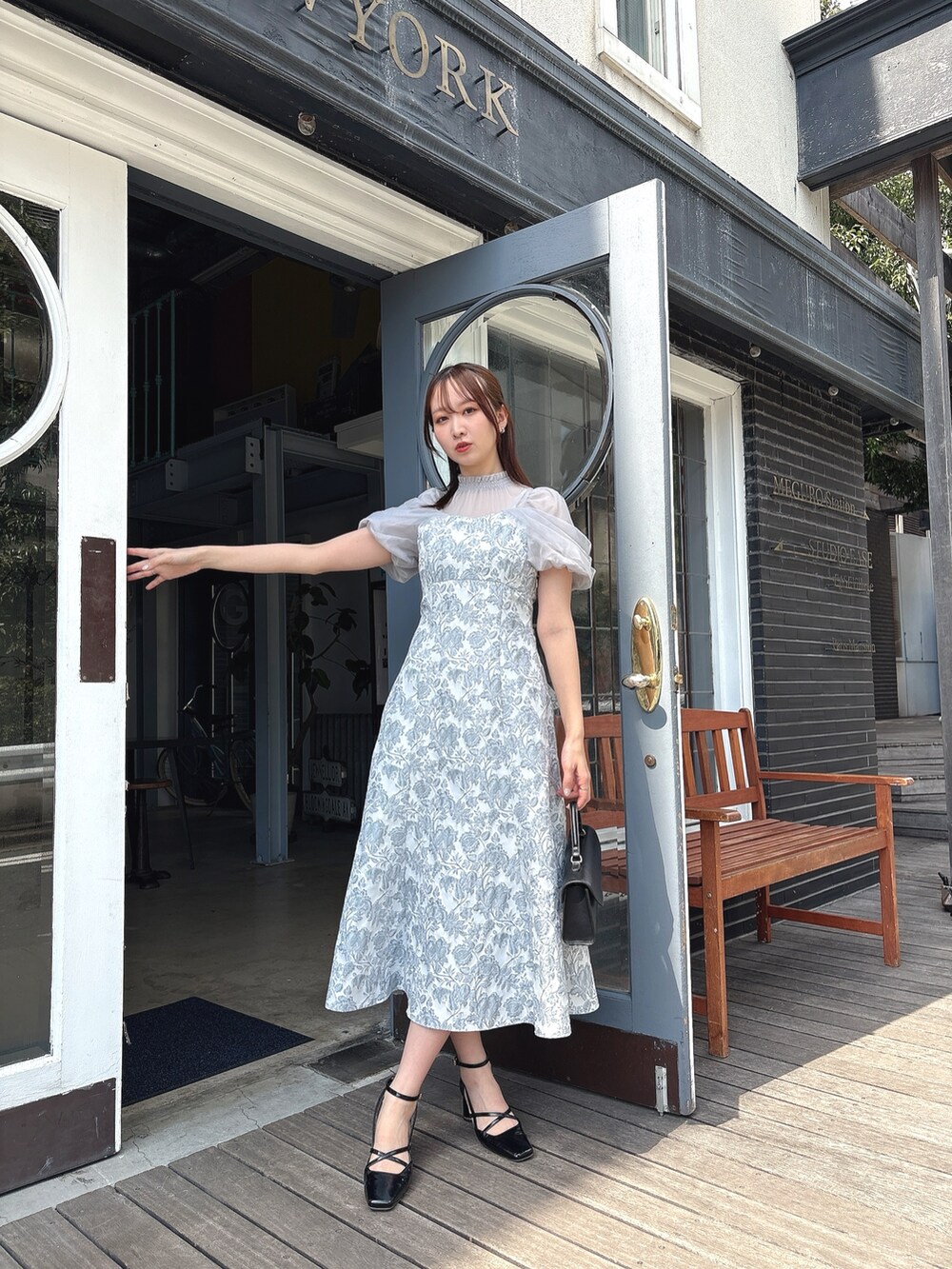 ホワイト系のドレスを着用したレディースの春コーディネートの6枚目の写真