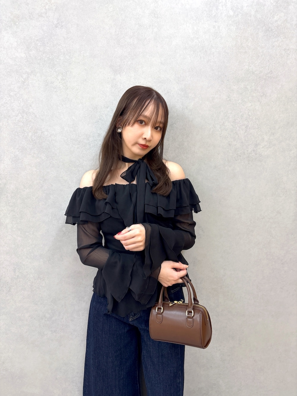 ブラック系のシャツ/ブラウス、ブルー系のデニムパンツ、ブラック系のパンプスを着用したレディースの冬コーディネートの4枚目の写真