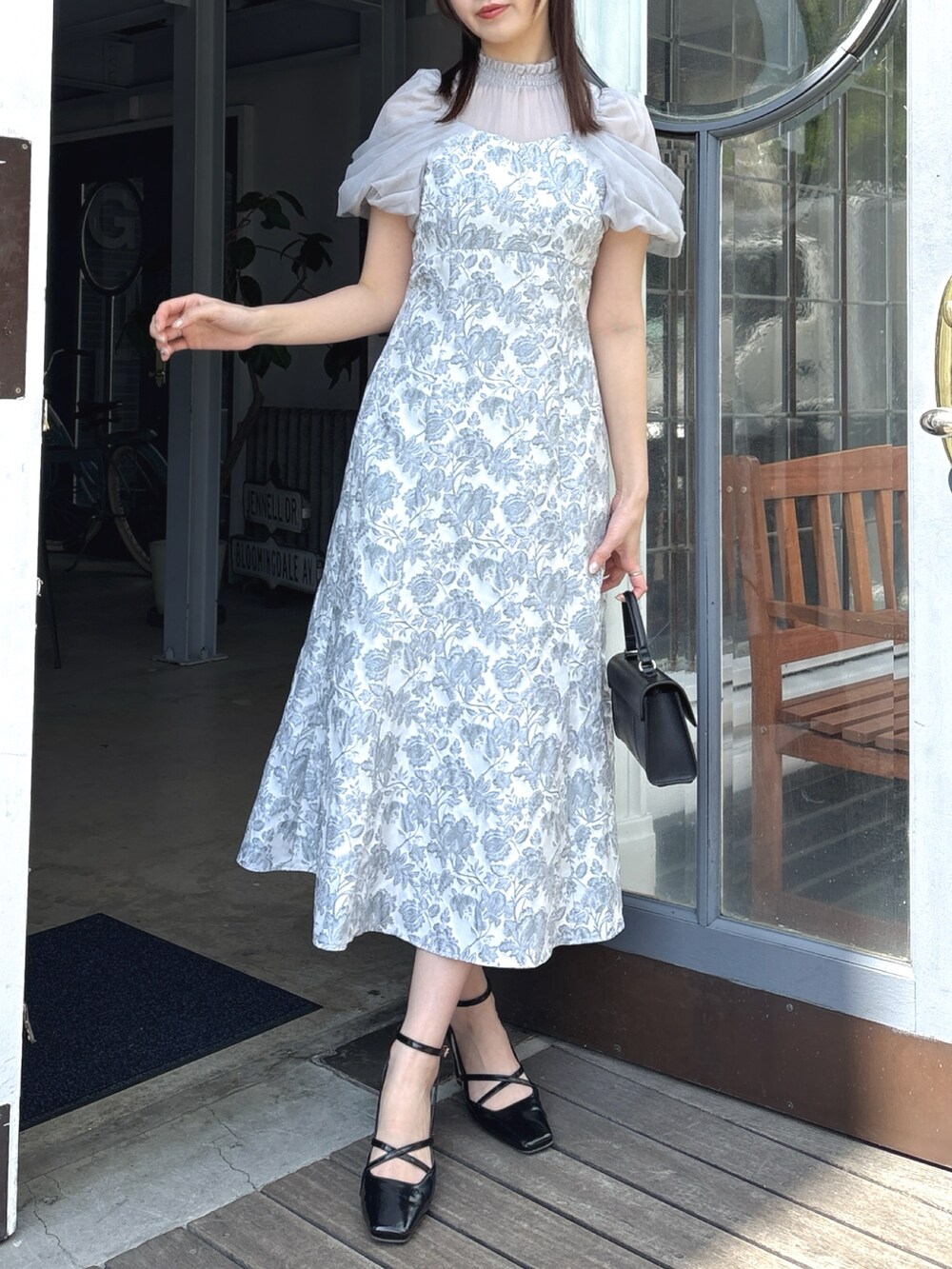 ホワイト系のドレスを着用したレディースの春コーディネートの2枚目の写真