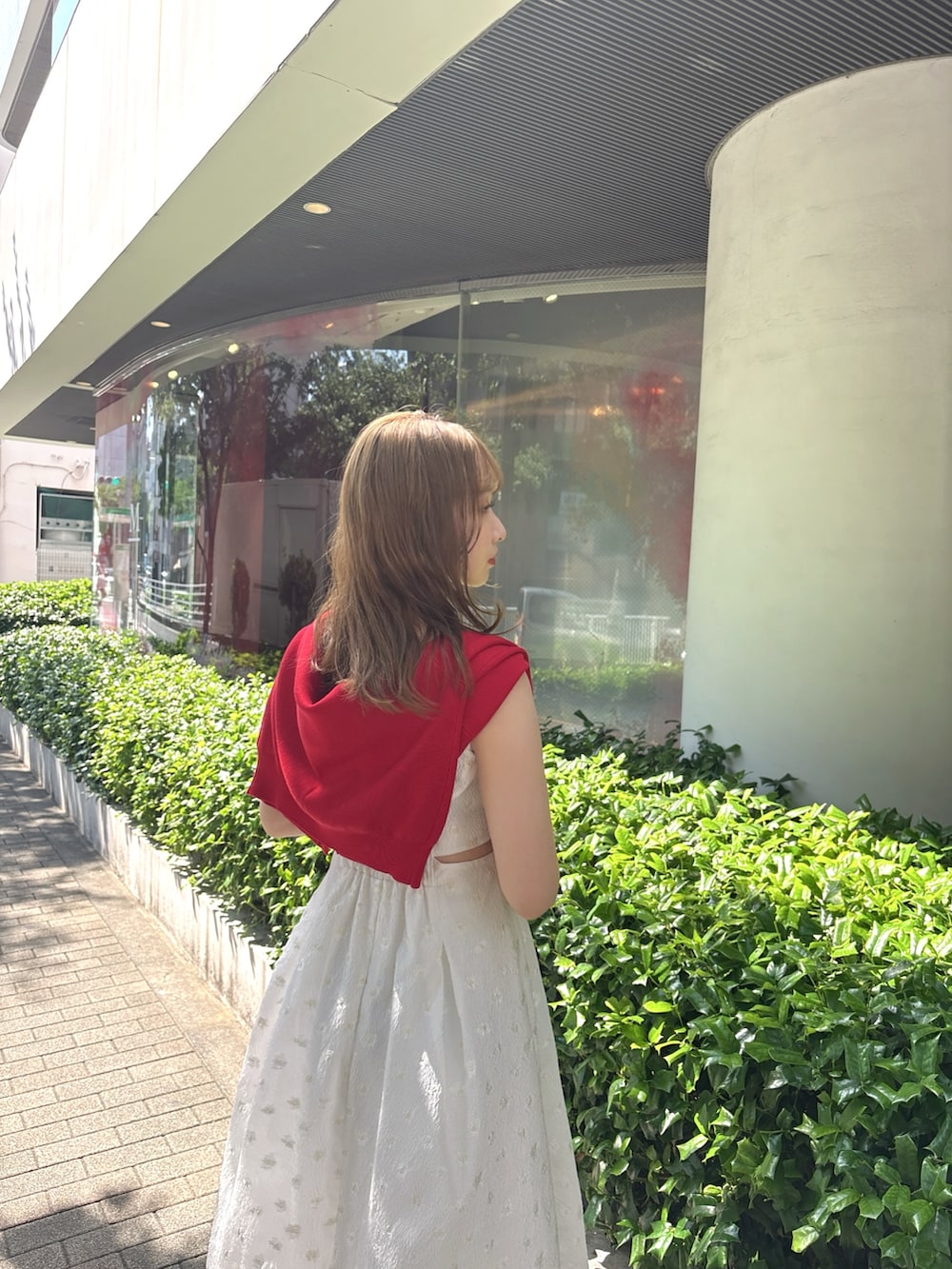 ホワイト系のワンピース、レッド系のカーディガン/ボレロを着用したレディースの夏コーディネートの7枚目の写真