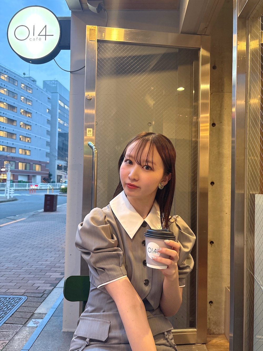 グレー系のワンピース、ホワイト系のハンドバッグを着用したレディースの春コーディネートの5枚目の写真