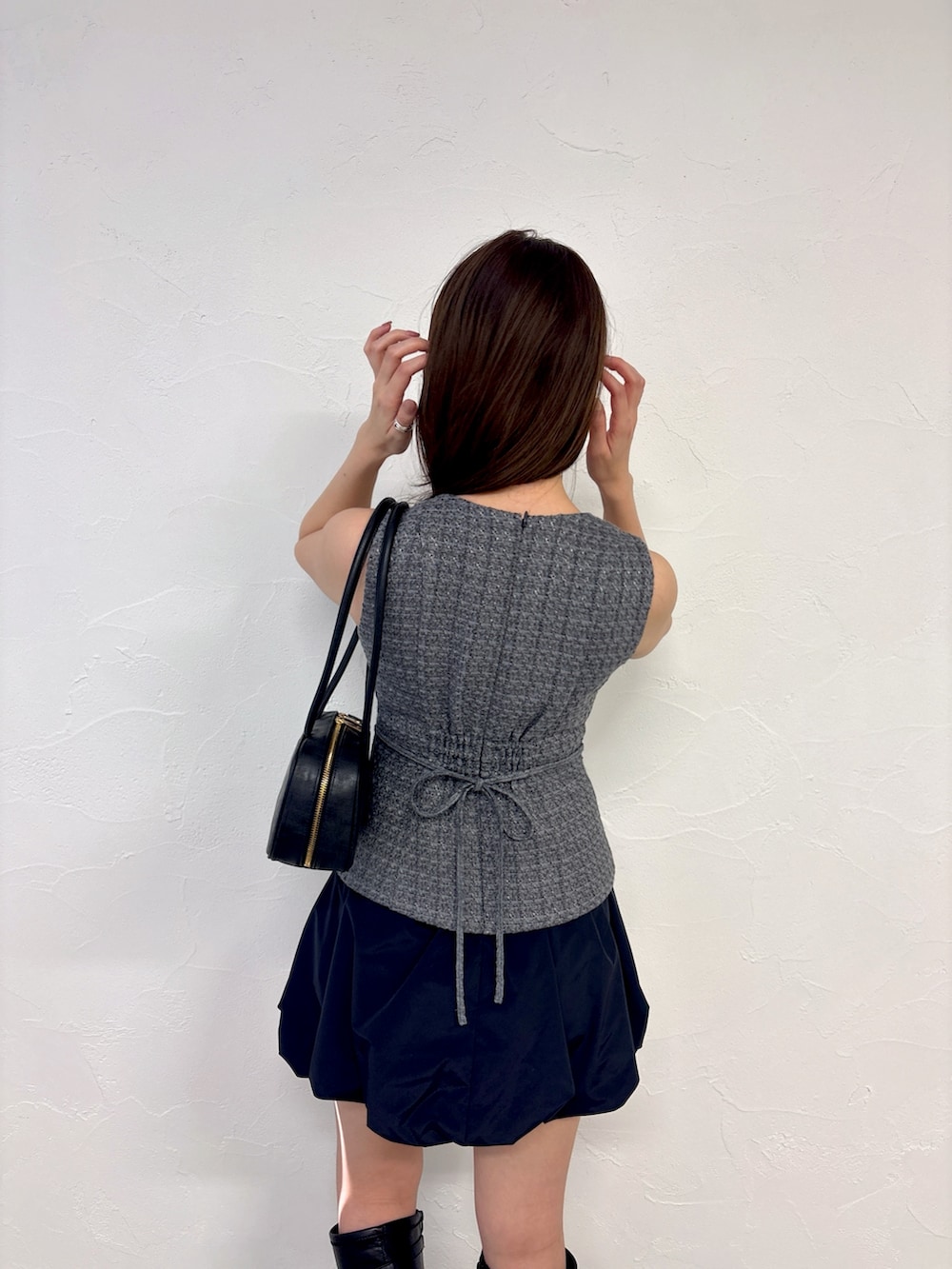 グレー系のワンピース、ブラック系のブーツを着用したレディースの冬コーディネートの6枚目の写真