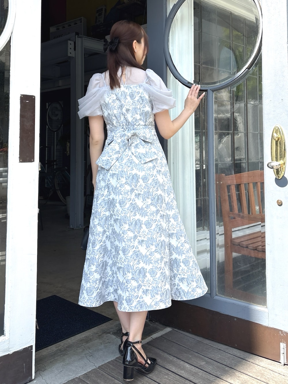 ホワイト系のドレスを着用したレディースの春コーディネートの3枚目の写真