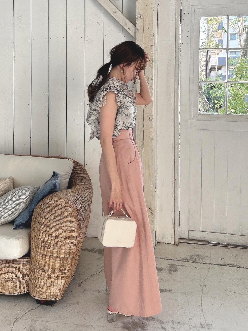 ホワイト系のシャツ/ブラウスを着用したレディースの春コーディネートの3枚目の写真