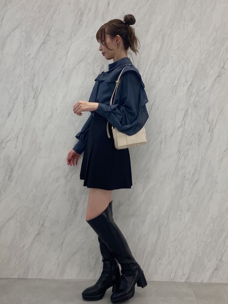 ブラック系のブーツ、ブルー系のシャツ/ブラウス、ブラック系のスカートを着用したレディースの秋コーディネートの5枚目の写真