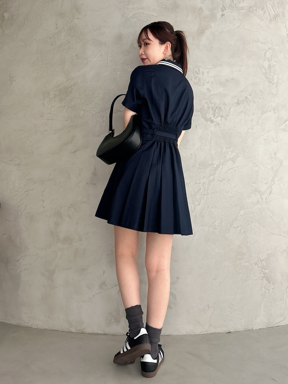 ブルー系のワンピースを着用したレディースの夏コーディネートの3枚目の写真