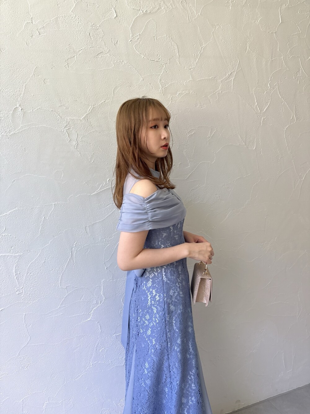ブルー系のドレスを着用したレディースの夏コーディネートの5枚目の写真