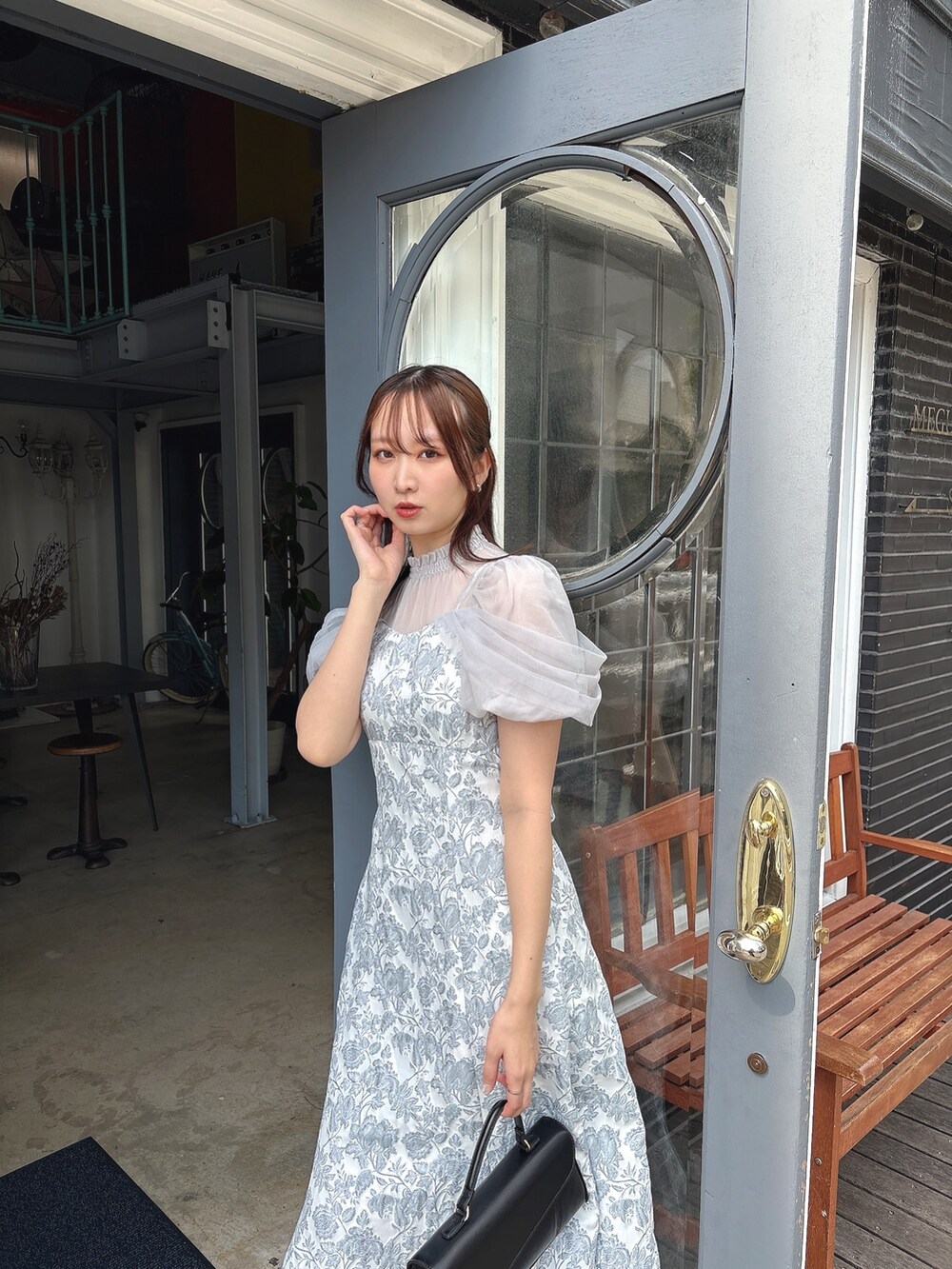 ホワイト系のドレスを着用したレディースの春コーディネートの4枚目の写真