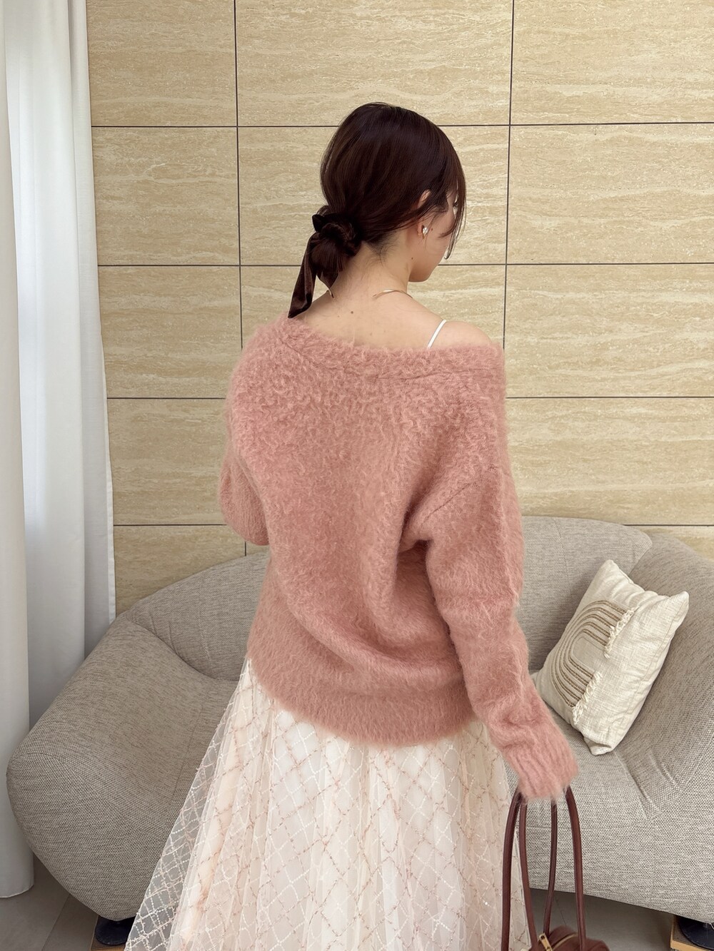 ピンク系のカーディガン/ボレロ、ブラウン系のハンドバッグを着用したレディースの秋コーディネートの8枚目の写真
