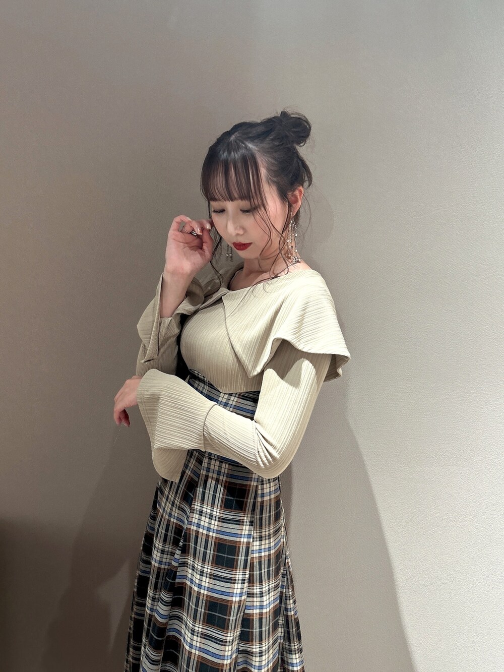 ベージュ系のワンピース、ベージュ系のブーツを着用したレディースの秋コーディネートの4枚目の写真