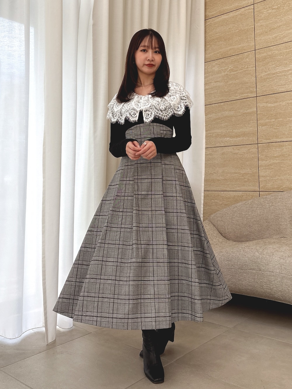 ブラック系のワンピースを着用したレディースの秋コーディネートの4枚目の写真