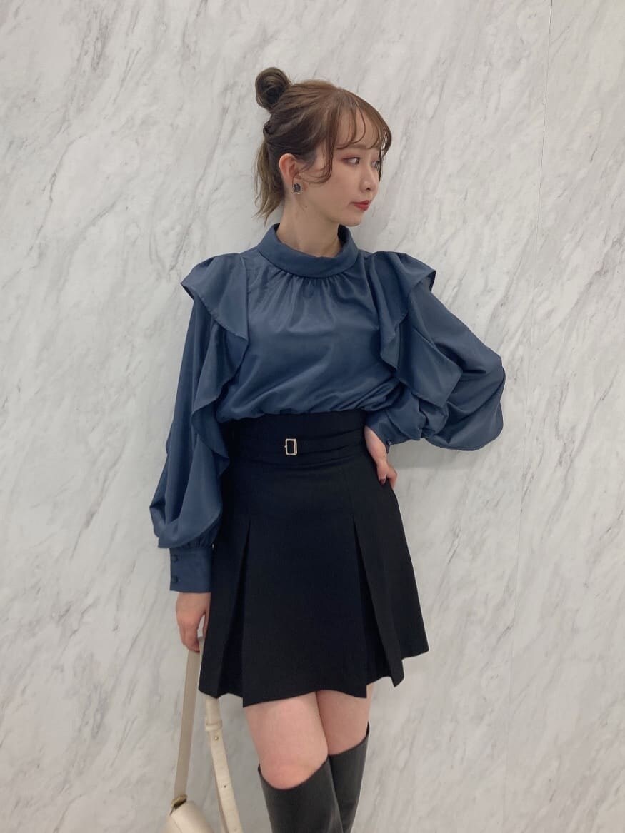 ブラック系のブーツ、ブルー系のシャツ/ブラウス、ブラック系のスカートを着用したレディースの秋コーディネートの4枚目の写真