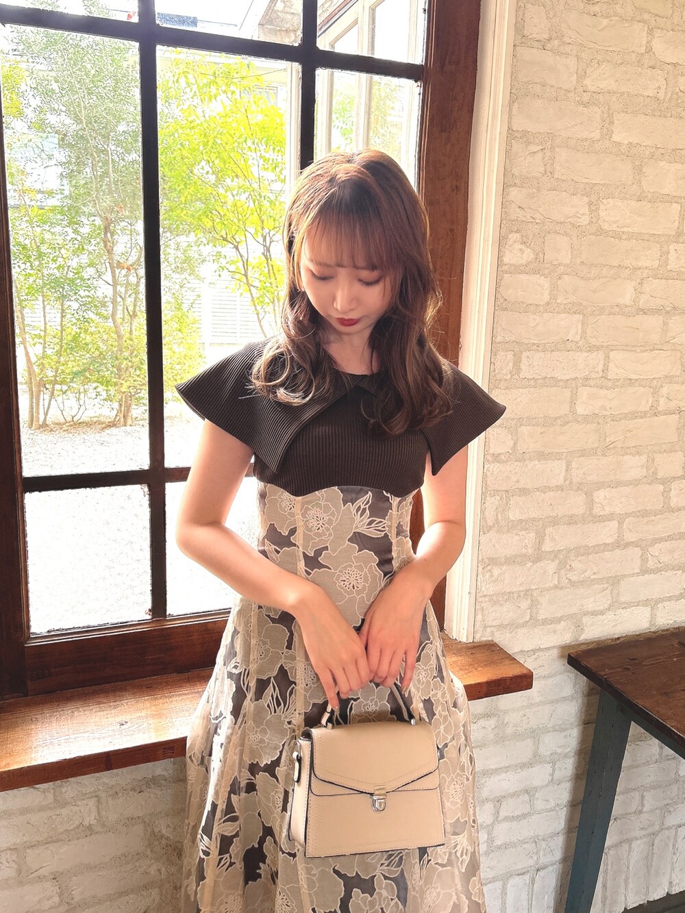 ブラウン系のワンピース、ホワイト系のサンダルを着用したレディースの春コーディネートの3枚目の写真