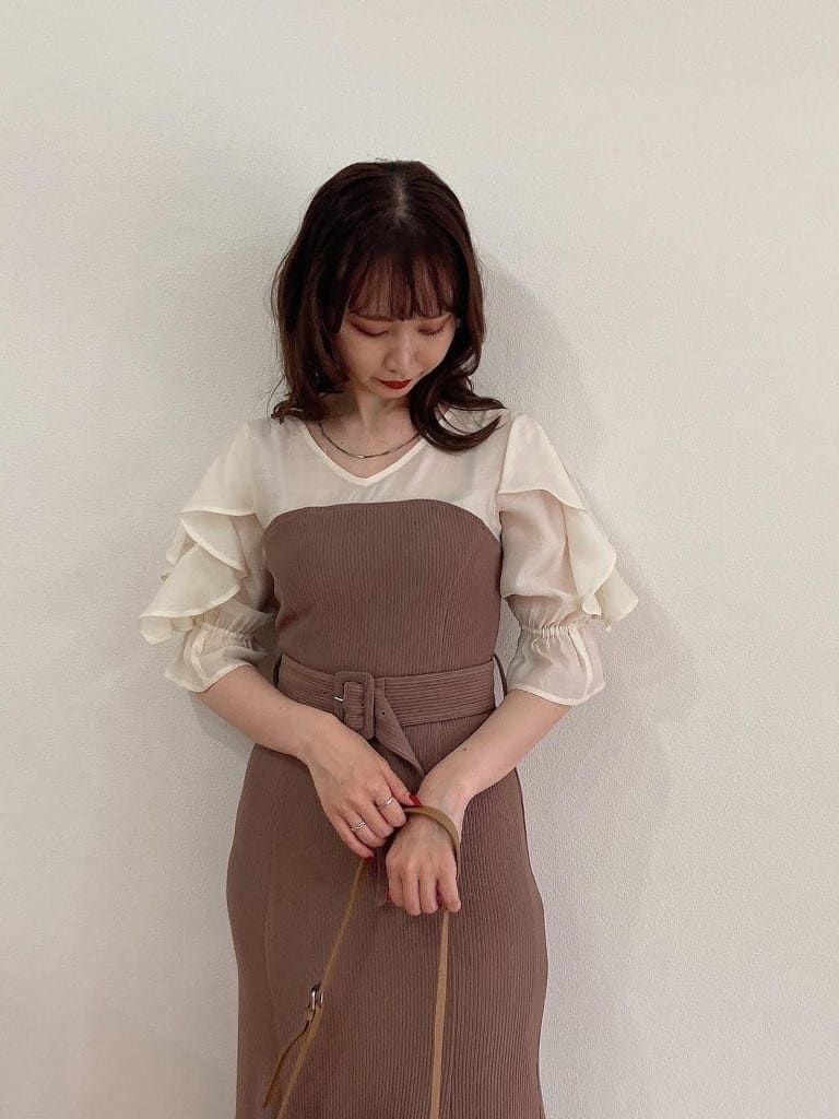 ベージュ系のワンピース、ベージュ系のローファーを着用したレディースの夏コーディネートの5枚目の写真
