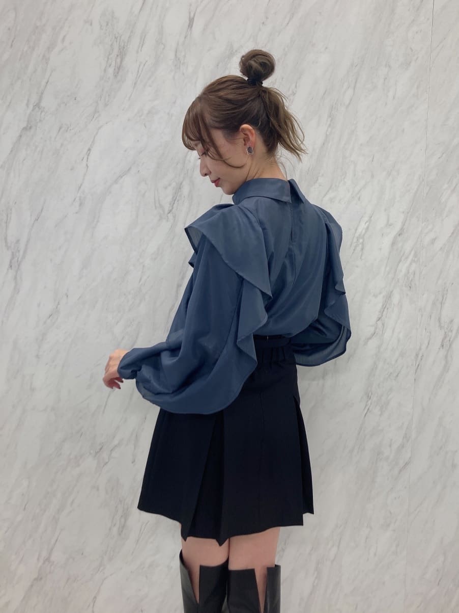 ブラック系のブーツ、ブルー系のシャツ/ブラウス、ブラック系のスカートを着用したレディースの秋コーディネートの6枚目の写真