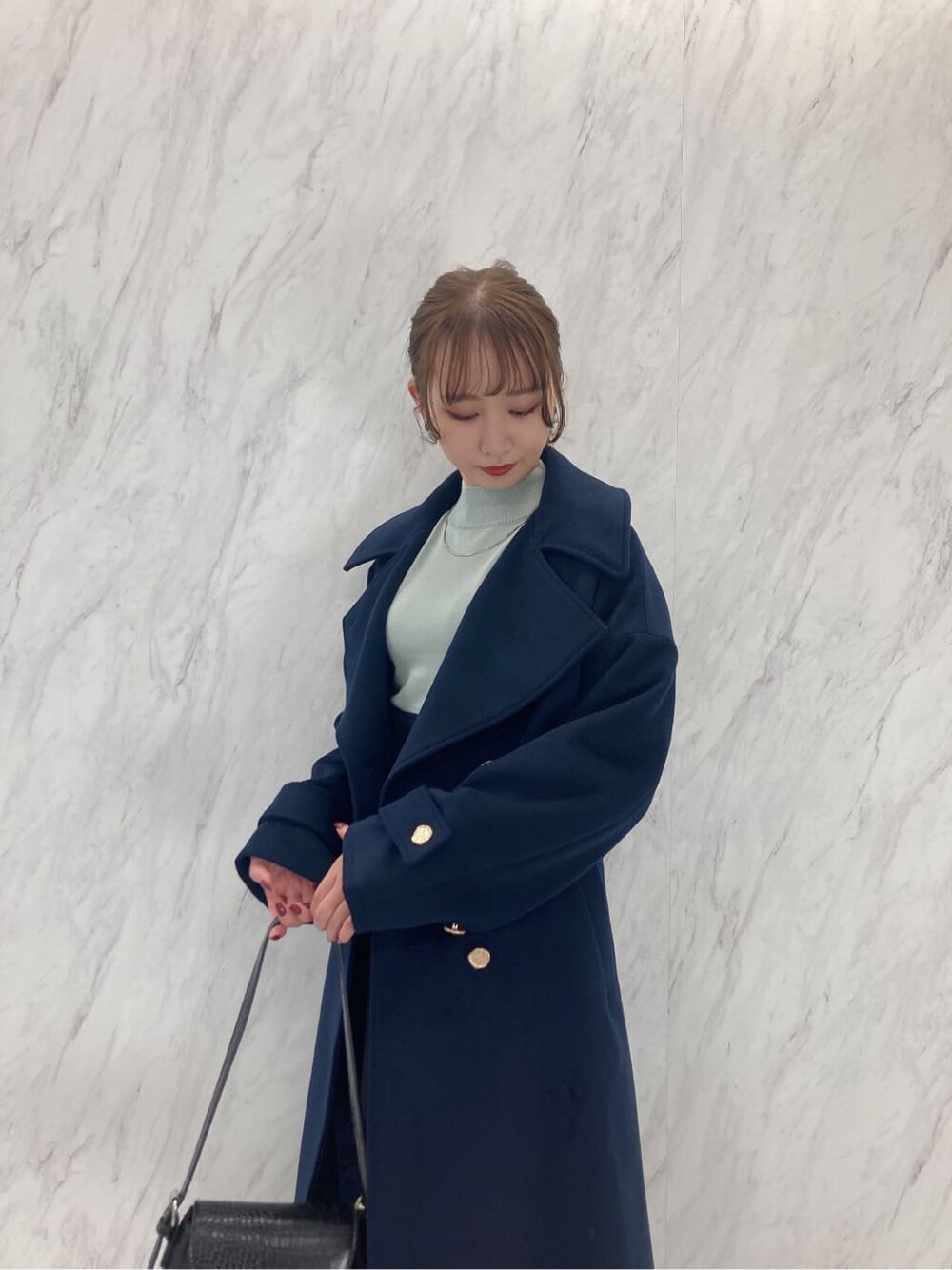 ブルー系のその他アウター、ブラック系のブーツ、ブラック系のスカートを着用したレディースの秋コーディネートの6枚目の写真