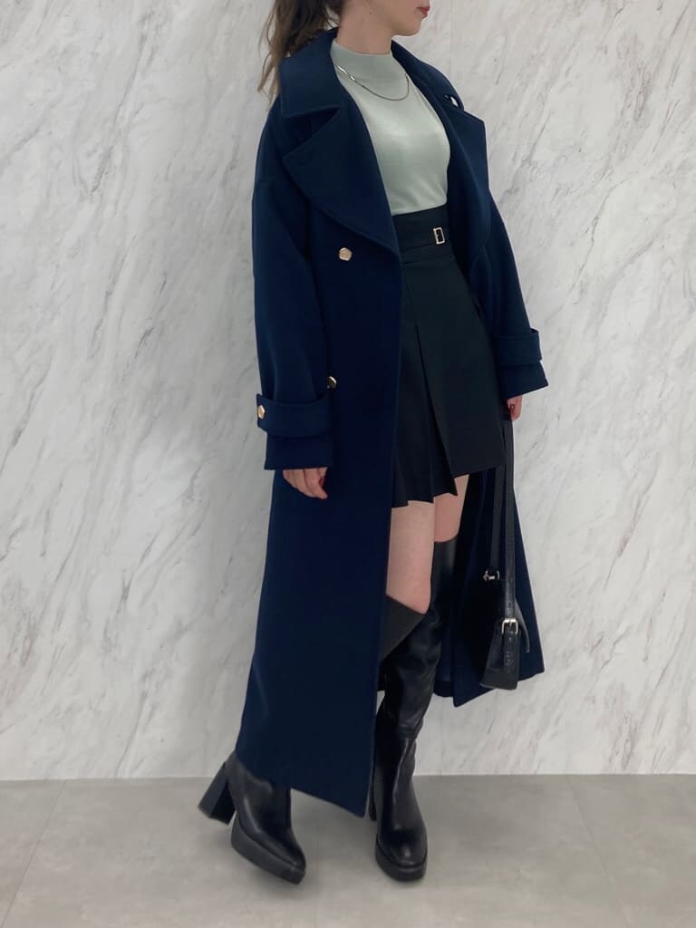 ブルー系のその他アウター、ブラック系のブーツ、ブラック系のスカートを着用したレディースの秋コーディネートの4枚目の写真