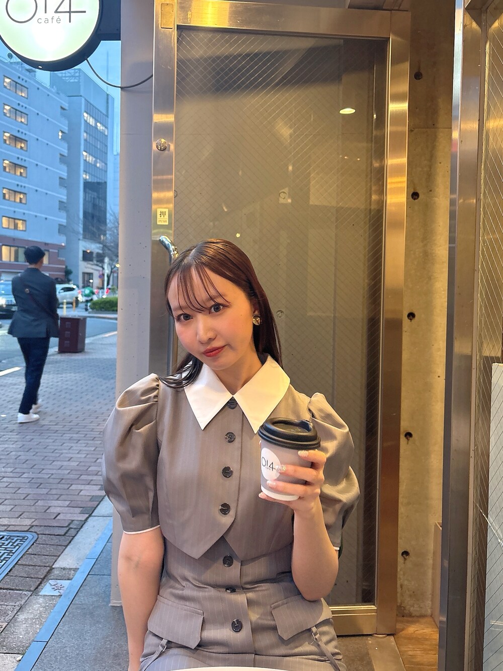 グレー系のワンピース、ホワイト系のハンドバッグを着用したレディースの春コーディネートの4枚目の写真