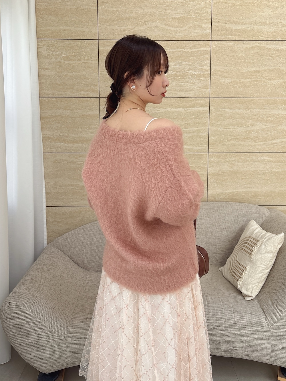 ピンク系のカーディガン/ボレロ、ブラウン系のハンドバッグを着用したレディースの秋コーディネートの7枚目の写真