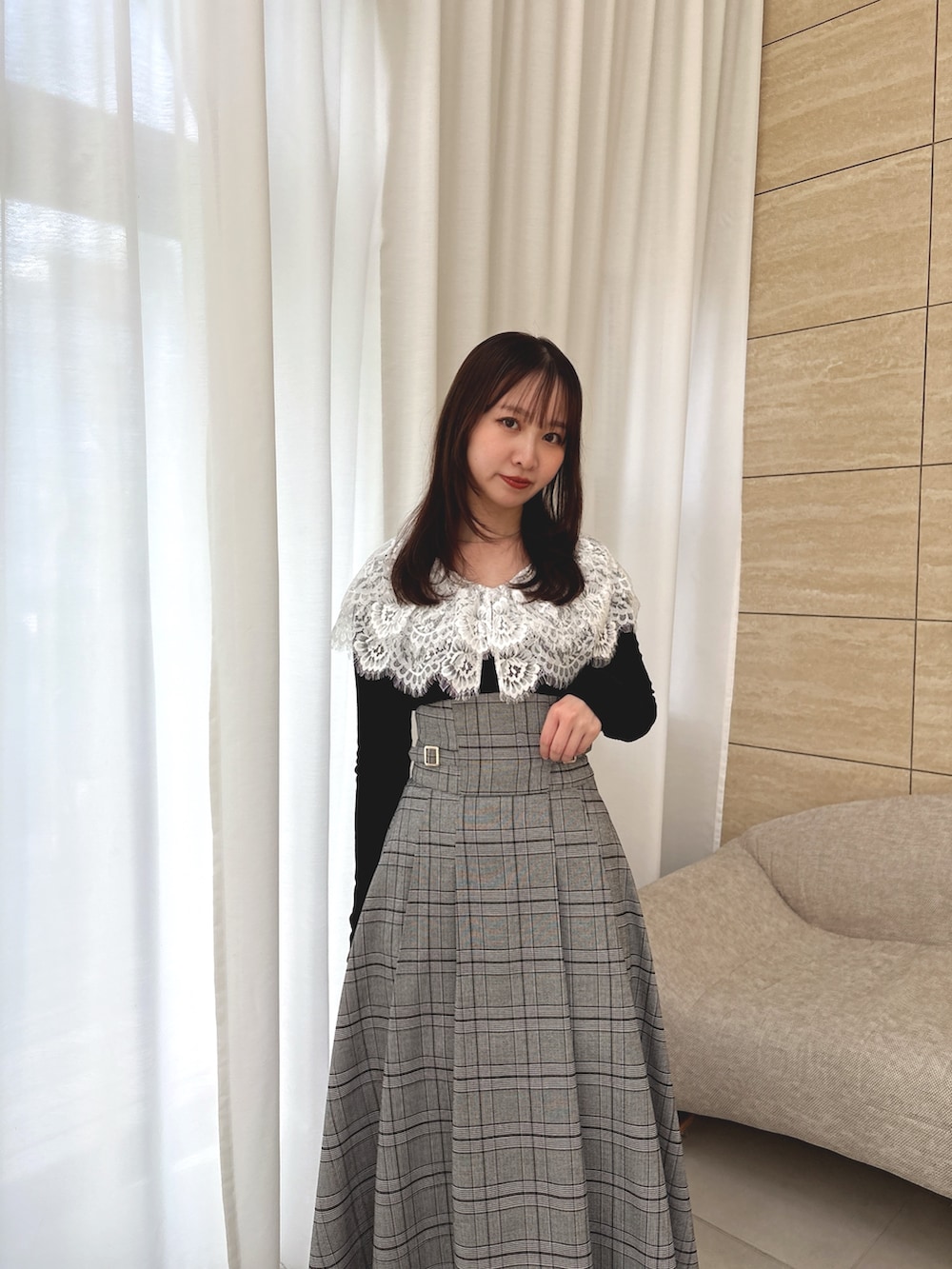 ブラック系のワンピースを着用したレディースの秋コーディネートの6枚目の写真