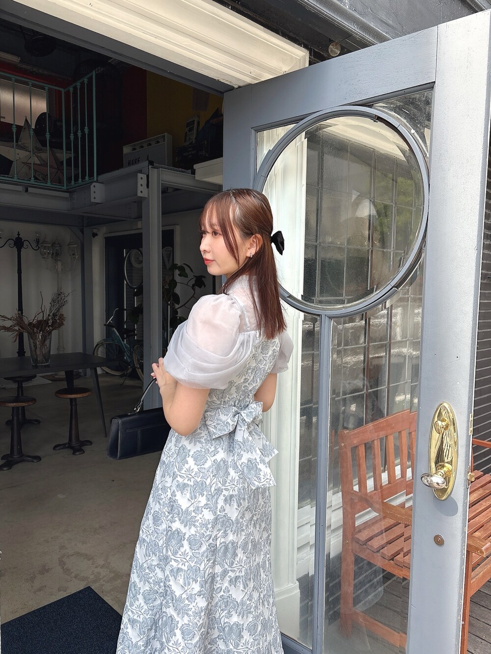 ホワイト系のドレスを着用したレディースの春コーディネートの5枚目の写真